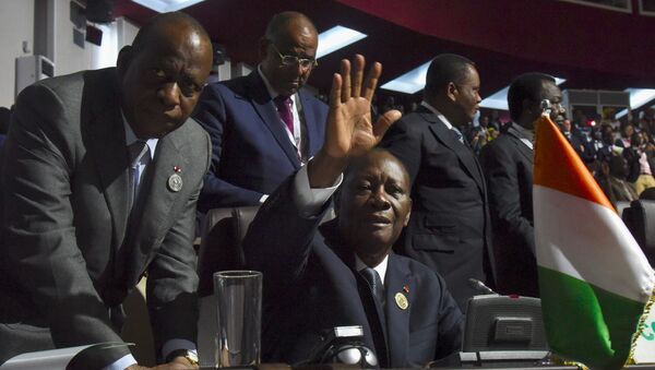 Alassane Ouattara (C) et Ally Coulibaly (G) - Sputnik Afrique
