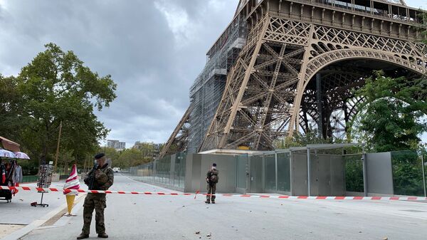 Des gendarmes près de la Tour Eiffel le 23 septembre - Sputnik Afrique