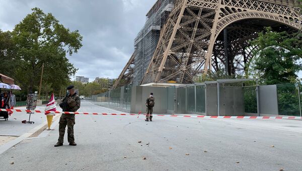 Des policiers près de la Tour Eiffel le 23 septembre 2020 - Sputnik Afrique