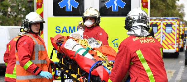 Prise en charge des personnes blessées dans l'attaque à l'arme blanche survenue à Paris ce 25 septembre - Sputnik Afrique