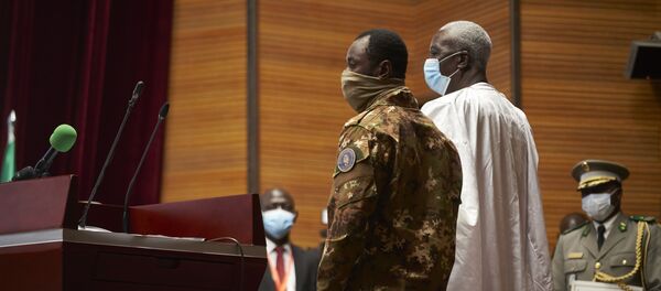 Président de transition Bah N'Daw au côté du Vice President Colonel Assimi Goita - Sputnik Afrique