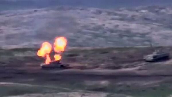 La vidéo de la «destruction de chars» azerbaïdjanais partagée en ligne par la Défense arménienne, capture d'écran - Sputnik Afrique