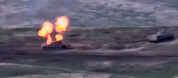 La vidéo de la «destruction de chars» azerbaïdjanais partagée en ligne par la Défense arménienne, capture d'écran - Sputnik Afrique