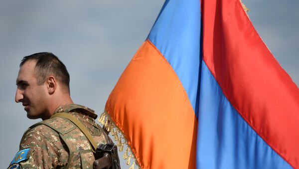 Un militaire arménien avec un drapeau de son pays (image d'illustration) - Sputnik Afrique
