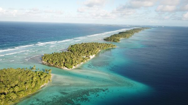 This Oct. 23, 2017 aerial photo shows the thin strip of coral atolls separating the ocean from the lagoon in Majuro, Marshall Islands - Sputnik Afrique
