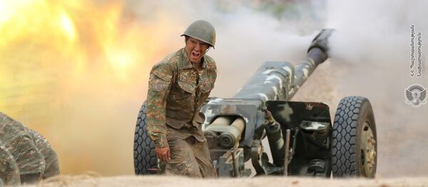 Tirs d'artillerie d'un soldat arménien pendant l'affrontement avec les forces militaires de l'Azerbaïdjan / 29 septembre 2020 - Sputnik Afrique