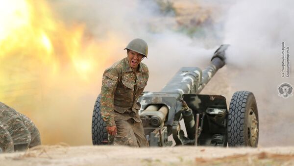 Tirs d'artillerie d'un soldat arménien pendant l'affrontement avec les forces militaires de l'Azerbaïdjan / 29 septembre 2020 - Sputnik Afrique