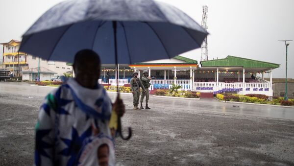 Un homme sous la pluie au Cameroun - Sputnik Afrique