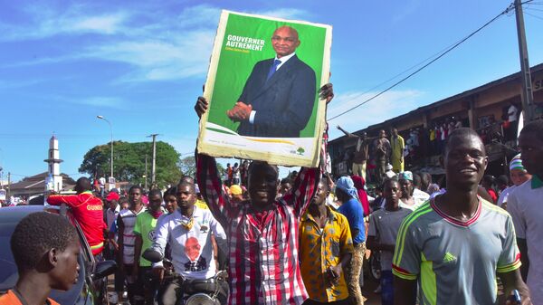 Militants guinéens brandissant une affiche de Cellou Dalein Diallo à Conakry, Guinée - Sputnik Afrique