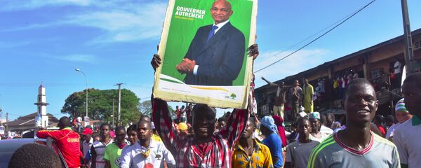 Militants guinéens brandissant une affiche de Cellou Dalein Diallo à Conakry, Guinée - Sputnik Afrique