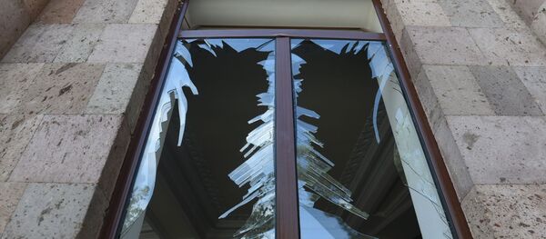 Une fenêtre brisée lors d'un bombardement de la ville de Martouni (Haut-Karabakh) - Sputnik Afrique