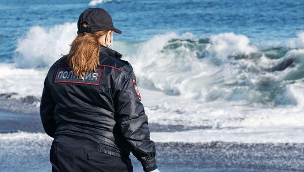 Agent de police sur la plage de Khalaktyrski au Kamtchatka, dans l'Extrême-Orient russe, le 3 octobre 2020 - Sputnik Afrique
