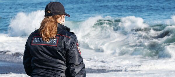 Agent de police sur la plage de Khalaktyrski au Kamtchatka, dans l'Extrême-Orient russe, le 3 octobre 2020 - Sputnik Afrique