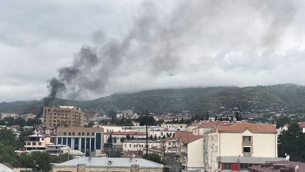 Fumée après un tir d'artillerie à Stepanakert, le 4 octobre - Sputnik Afrique