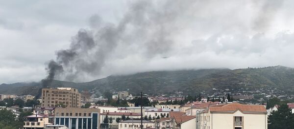 Fumée après un tir d'artillerie à Stepanakert, le 4 octobre - Sputnik Afrique