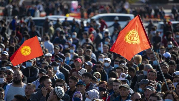 Das manifestants dans les rues de Bichkek, la capitale du Kirghizstan, le 5 octobre  - Sputnik Afrique