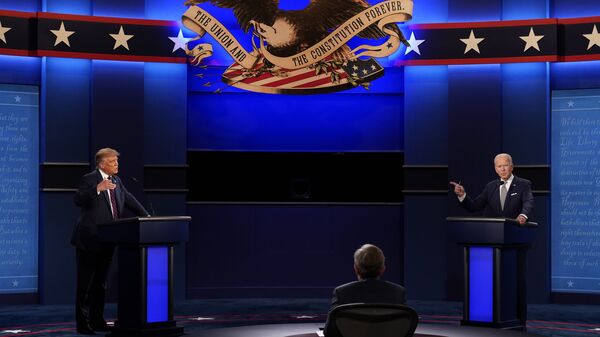 President Donald Trump, left, and Democratic presidential candidate former Vice President Joe Biden, right, with moderator Chris Wallace, center, of Fox News during the first presidential debate Tuesday, Sept. 29, 2020, at Case Western University and Cleveland Clinic, in Cleveland, Ohio. - Sputnik Afrique