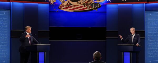 President Donald Trump, left, and Democratic presidential candidate former Vice President Joe Biden, right, with moderator Chris Wallace, center, of Fox News during the first presidential debate Tuesday, Sept. 29, 2020, at Case Western University and Cleveland Clinic, in Cleveland, Ohio. - Sputnik Afrique