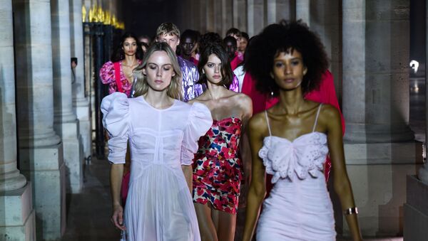 Féminité sans nudité: ce que propose la Fashion week de Paris

 - Sputnik Afrique