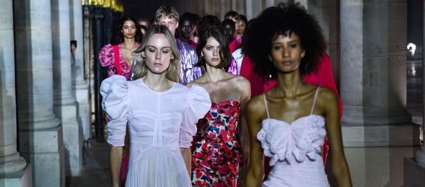 Féminité sans nudité: ce que propose la Fashion week de Paris

 - Sputnik Afrique