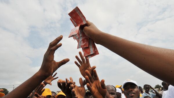 Une femme africaine brandit des préservatifs - Sputnik Afrique