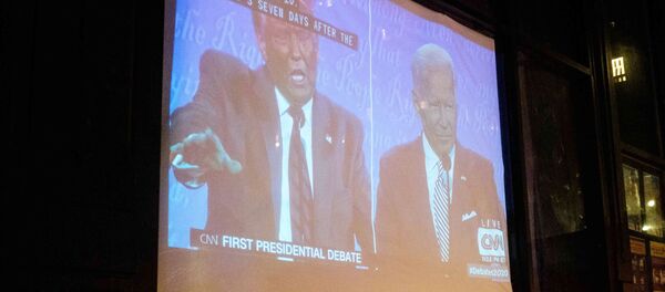 Le premier débat présidentiel Trump-Biden diffusé à la télévision dans un bar à New York - Sputnik Afrique