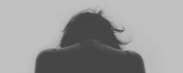 Femme victime de dos - Sputnik Afrique