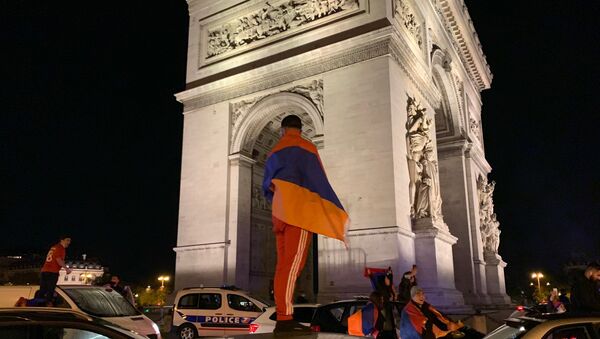 La diaspora arménienne manifeste à Paris pour sensibiliser l’opinion publique sur la question du Haut-Karabakh - Sputnik Afrique