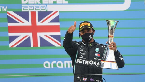 Lewis Hamilton célèbre sa victoire, le 11 octobre 2020 - Sputnik Afrique