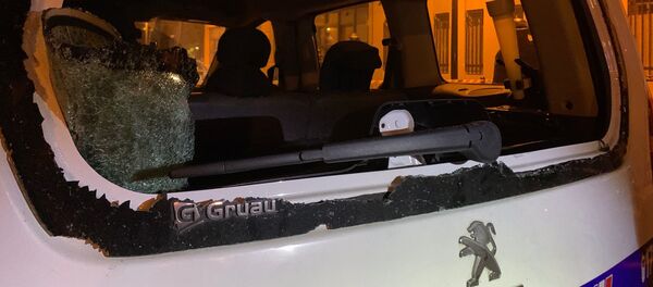 Des vitres de voitures brisées lors de l’attaque du commissariat de Champigny-sur-Marne dans la nuit du 10 au 11 octobre 2020 - Sputnik Afrique