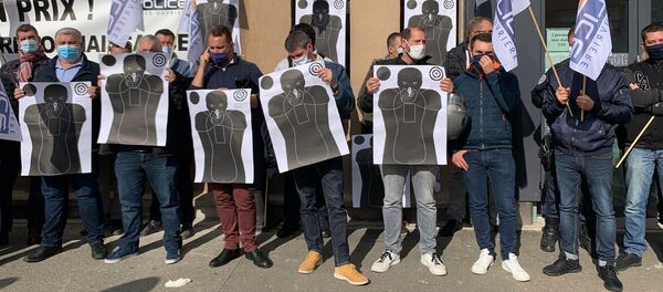 Rassemblement de policiers devant le commissariat de Champigny-sur-Marne, 12 octobre 2020 - Sputnik Afrique