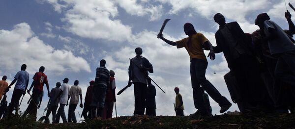 Des hommes armés de machettes - Sputnik Afrique