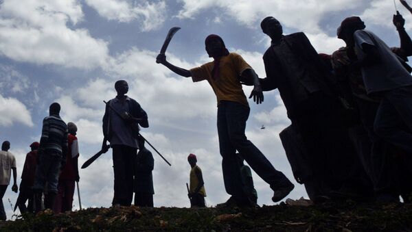 Des hommes armés de machettes - Sputnik Afrique