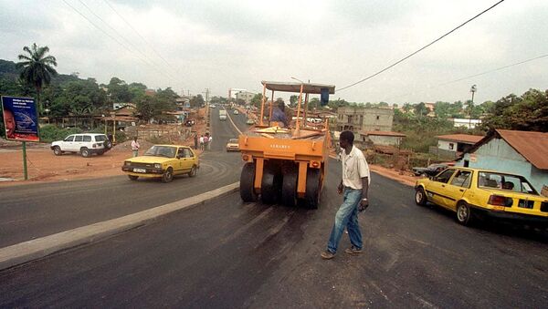 Des travaux de route, au quartier Olezoa à Yaoundé. - Sputnik Afrique