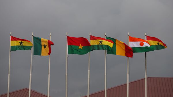 Les drapeaux des pays-membres de la CEDEAO - Sputnik Afrique