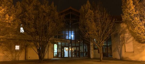 Le collège Bois d'Aulne de Conflans-Sainte-Honorine (Yvelines), où enseignait le professeur d'histoire décapité dans l'après-midi, le 16 octobre 2020 - Sputnik Afrique