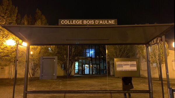 Le collège Bois d'Aulne de Conflans-Sainte-Honorine (Yvelines), où enseignait le professeur d'histoire décapité dans l'après-midi, le 16 octobre 2020 - Sputnik Afrique