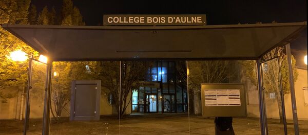 Le collège Bois d'Aulne de Conflans-Sainte-Honorine (Yvelines), où enseignait le professeur d'histoire décapité dans l'après-midi, le 16 octobre 2020 - Sputnik Afrique