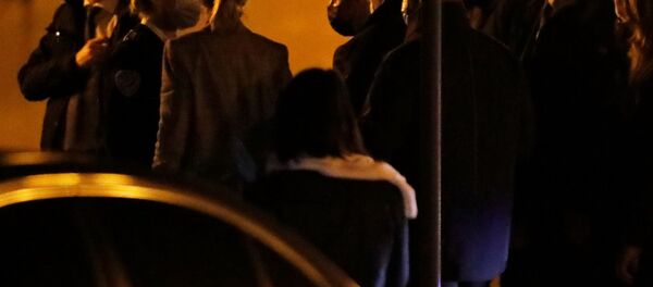 Emmanuel Macron s'est rendu au collège Bois d'Aulne de Conflans-Sainte-Honorine, où enseignait le professeur d'histoire décapité, le 16 octobre 2020 - Sputnik Afrique