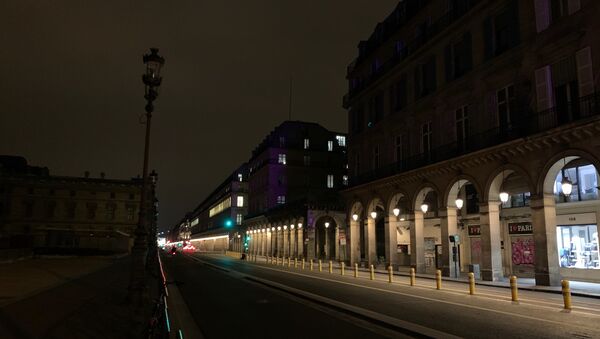 Les rues parisiennes vides immédiatement après l'introduction du couvre-feu dans la ville - Sputnik Afrique