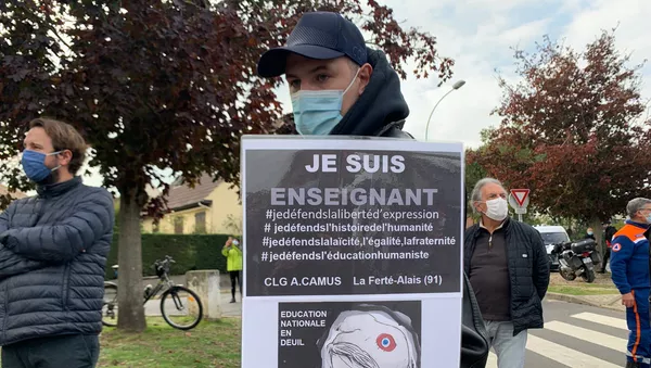 Rassemblement en hommage au professeur assassiné devant son collège à Conflans - Sputnik Afrique