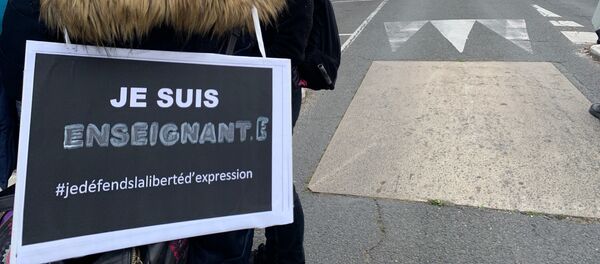 Rassemblement en hommage au professeur assassiné devant son collège à Conflans - Sputnik Afrique