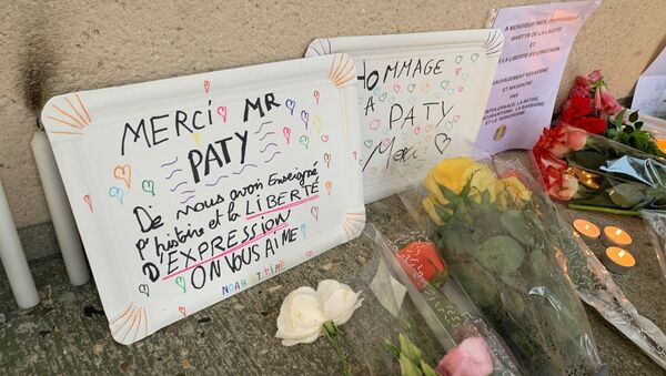 Des fleurs devant le collège du Bois d’Aulne à Conflans-Sainte-Honorine en hommage à Samuel Paty, décapité le 16 octobre. Photo d'illustration  - Sputnik Afrique