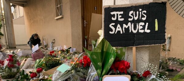 Des enseignants déposent des fleurs devant le collège du Bois d’Aulne à Conflans-Sainte-Honorine en hommage à Samuel Paty, décapité le 16 octobre Des enseignants déposent des fleurs devant le collège du Bois d’Aulne à Conflans-Sainte-Honorine en hommage à Samuel Paty, décapité le 16 octobre - Sputnik Afrique