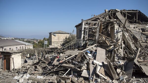 Une maison endommagée lors d'un bombardement au Haut-Karabakh (archive photo) - Sputnik Afrique