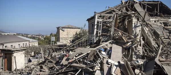 Une maison endommagée lors d'un bombardement au Haut-Karabakh (archive photo) - Sputnik Afrique