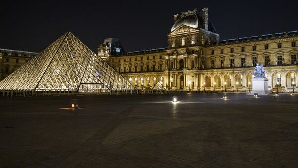 Пустая площадь Лувра во время комендантского часа в Париже - Sputnik Afrique