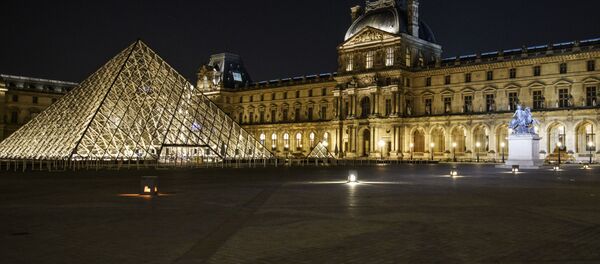 Пустая площадь Лувра во время комендантского часа в Париже - Sputnik Afrique