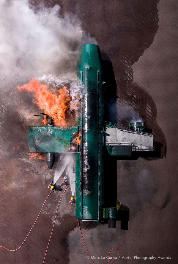 La Dame de la mer et l'Avion en feu: les lauréats des Aerial Photography Awards 2020

 - Sputnik Afrique