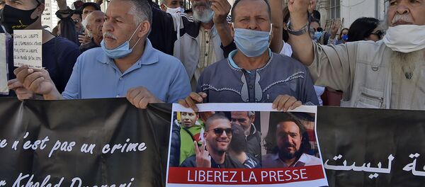 Une manifestation à Alger pour la libération du journaliste Khaled Drareni et d'autres détenus d'opinion - Sputnik Afrique